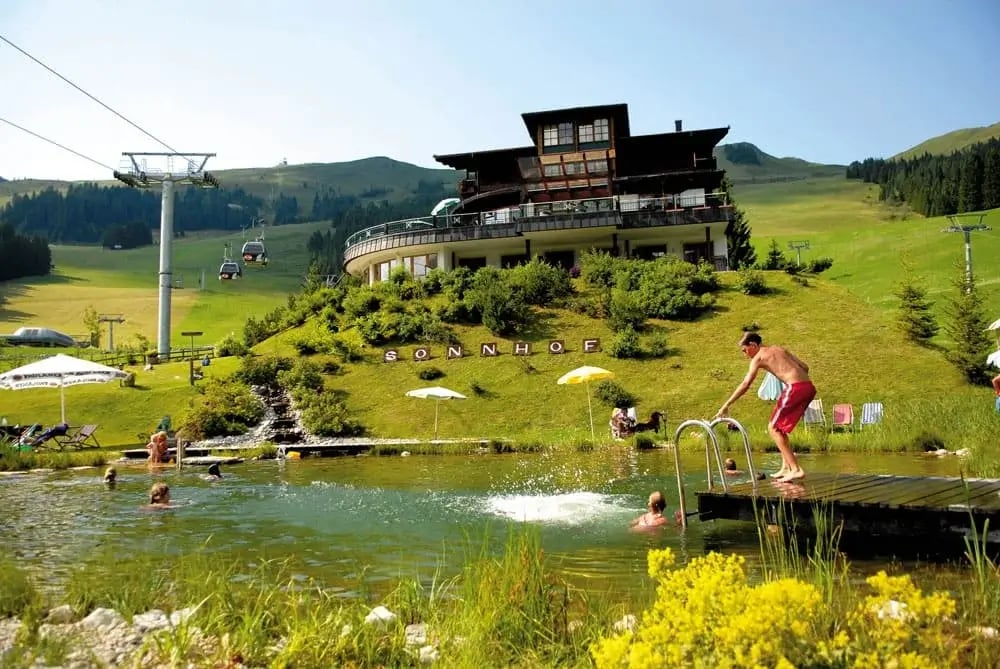 Alpenoase-Sonnhof-Badesee-vor-dem-Hotel (1) (1)