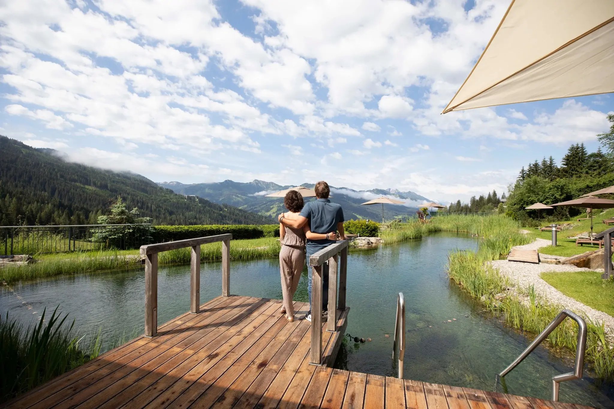 Pärchen vor dem Naturbadesee im Naturidyll Hotel Edelweiss Wagrain