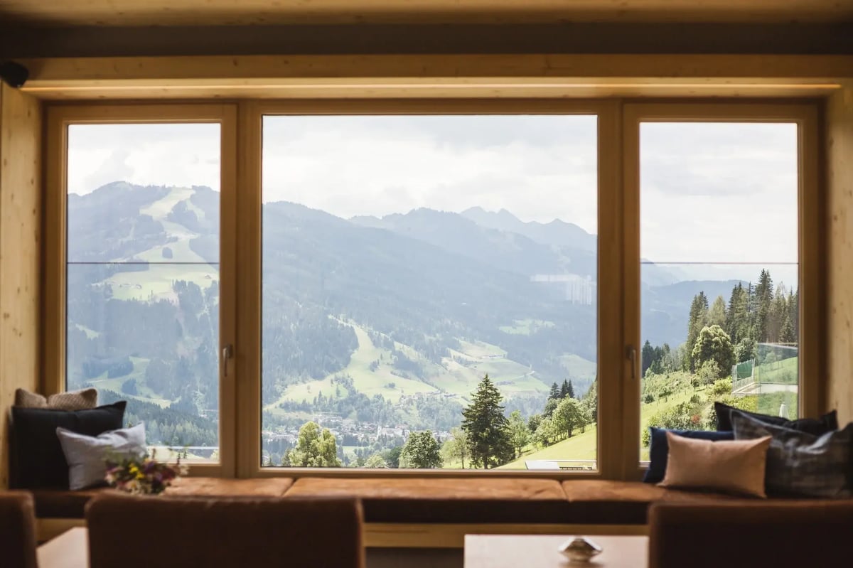 Panoramafenster in der Lounge vom Hotel Edelweiss Wagrain