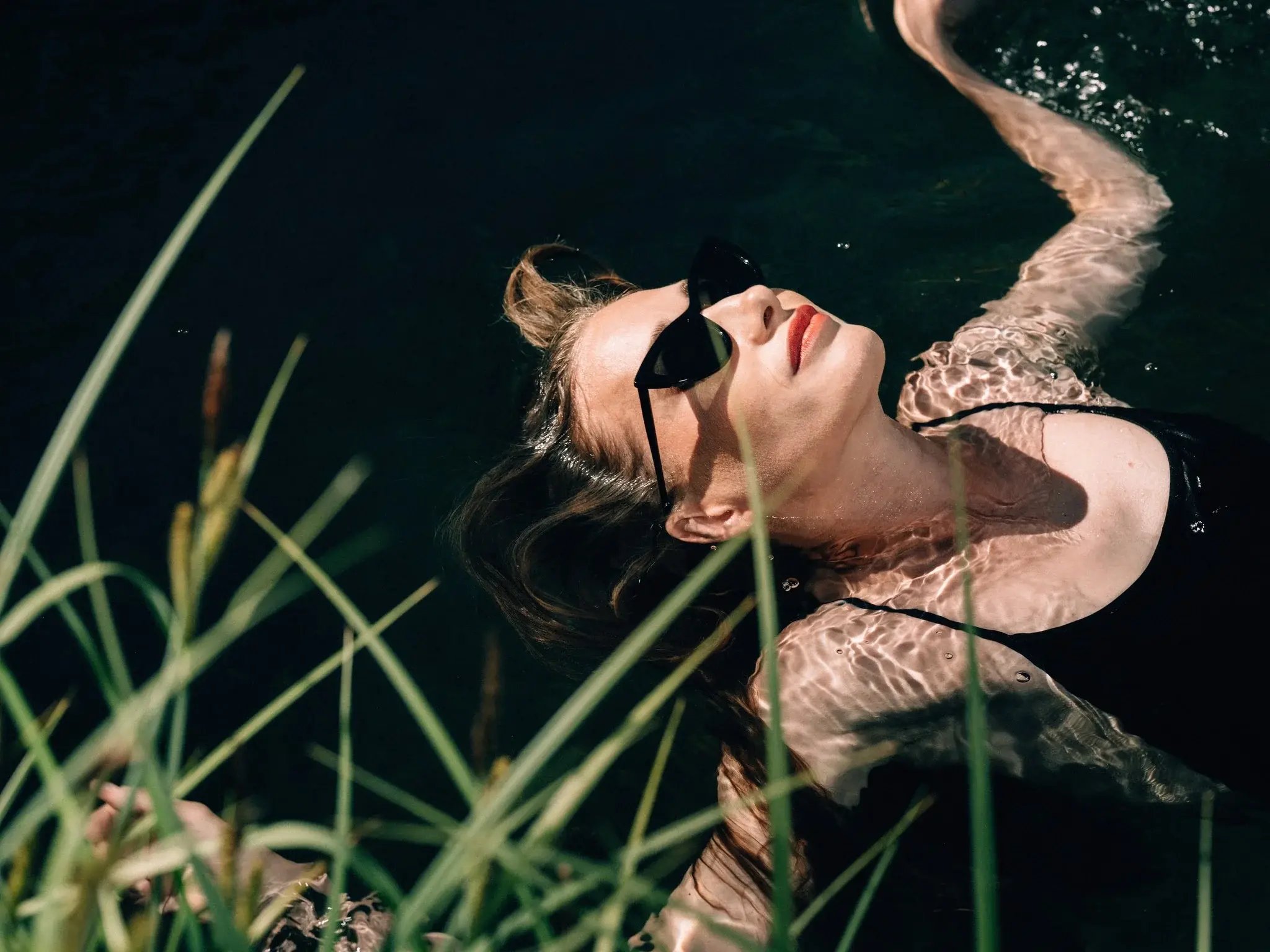 Dame im Pool im Naturidyll Hotel Edelweiss Wagrain
