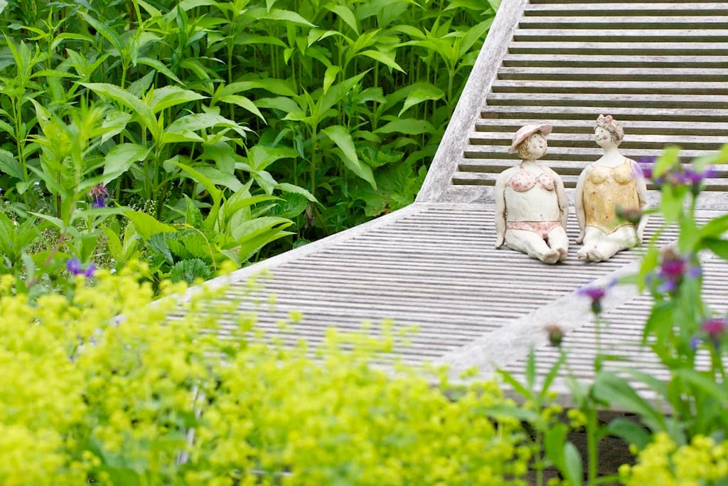 Liege im Garten des Hotels Landhofmühle