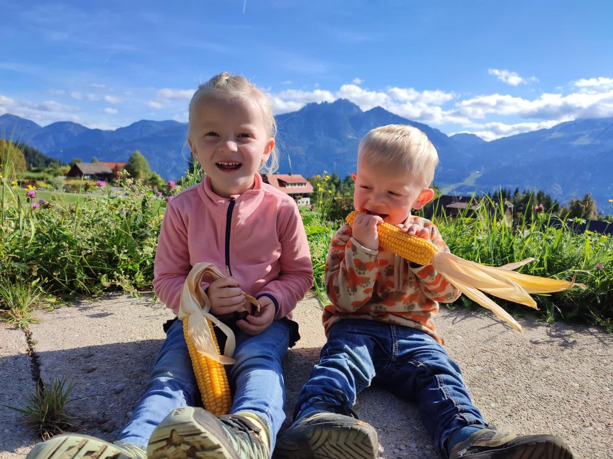 Kids beim Mais naschen im Berghotel Presslauer